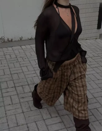 Blusa de manga comprida com lenço cruzado