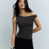 Body assimétrico com alças e franzido