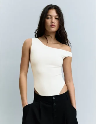 Body assimétrico com alças e franzido