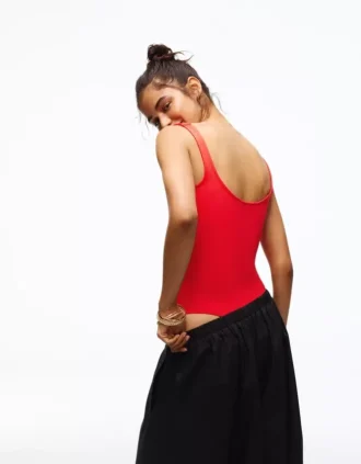 Body com alças e decote quadrado