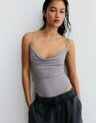 Body drapeado com alças