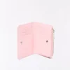 Bolsa com estampado animal e acabamento em imitação de verniz com relevo