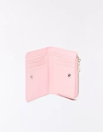 Bolsa com estampado animal e acabamento em imitação de verniz com relevo