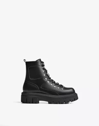 Bota de cano curto com detalhes metálicos – Botins