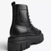 Bota de cano curto com detalhes metálicos – Botins