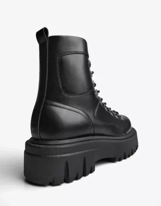 Bota de cano curto com detalhes metálicos – Botins