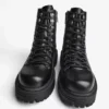 Bota de cano curto com detalhes metálicos – Botins