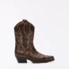 Bota de cowboy com detalhe na biqueira