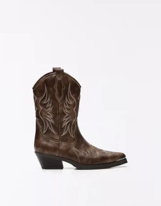 Bota de cowboy com detalhe na biqueira
