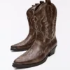 Bota de cowboy com detalhe na biqueira