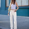 Calças de Jeans de cintura alta, corte Straight e perna Wide Leg – Calças – Mulher