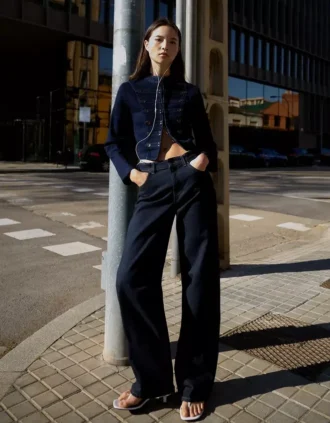 Calças de Jeans de cintura alta, corte Straight e perna Wide Leg – Calças – Mulher