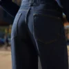 Calças de Jeans de cintura alta, corte Straight e perna Wide Leg – Calças – Mulher