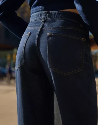 Calças de Jeans de cintura alta, corte Straight e perna Wide Leg – Calças – Mulher