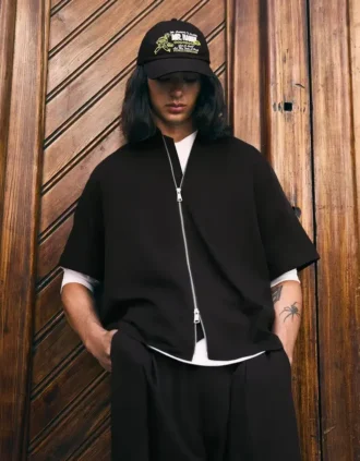 Camisa de manga curta com corte largo e fluido – Camisas