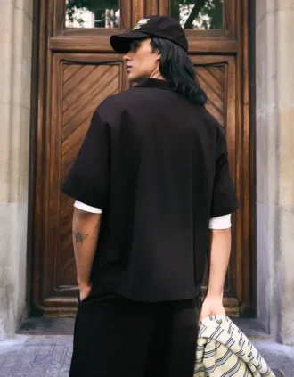 Camisa de manga curta com corte largo e fluido – Camisas