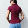 Camisa de manga curta com fecho