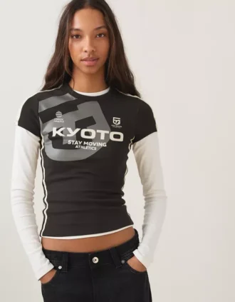Camiseta de manga curta com estampa desportiva – T-shirts