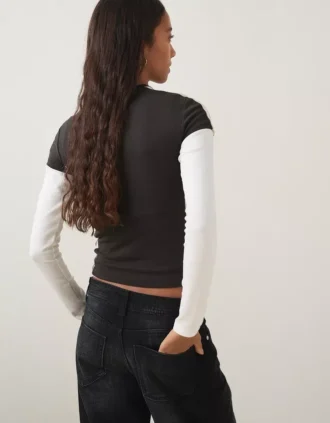 Camiseta de manga curta com estampa desportiva – T-shirts