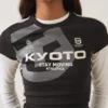 Camiseta de manga curta com estampa desportiva – T-shirts