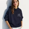 Camisola com capuz estampada