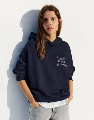 Camisola com capuz estampada