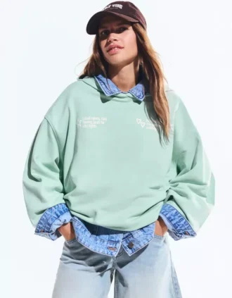 Camisola com capuz estampada