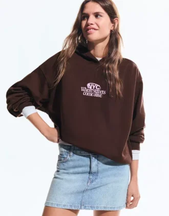 Camisola com capuz estampada