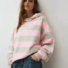 Camisola com capuz estampada