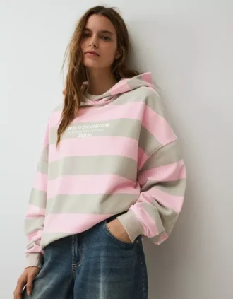 Camisola com capuz estampada