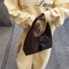 Camisola com capuz estampada