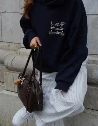 Camisola com capuz estampada