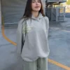 Camisola com capuz estampada