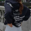 Camisola com capuz estampada