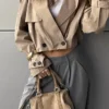 Casaco curto tipo trench coat com efeito balão