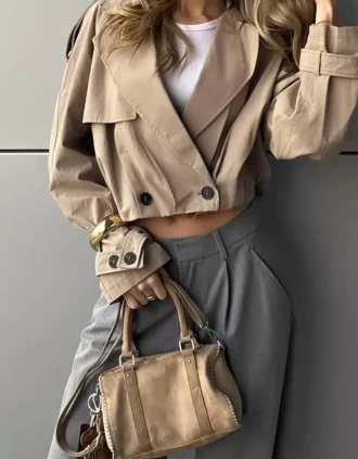 Casaco curto tipo trench coat com efeito balão