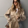 Casaco curto tipo trench coat com efeito balão