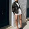 Casaco de couro com gola em forma de funil – Mulher