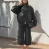 Casaco de Faux Leather com gola em forma de funil