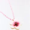 Colar com contas e pendente de hibisco