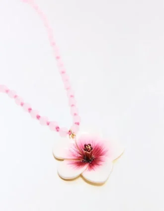 Colar com contas e pendente de hibisco