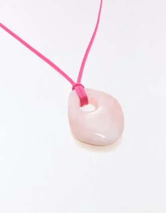 Colar com cordão e pendente em resina