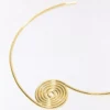 Colar em espiral rígido