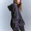 Hoodie com tachas – Tops e bodies