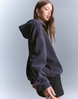 Hoodie com tachas – Tops e bodies