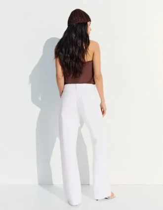 Jeans de cintura alta, corte reto e brilhantes