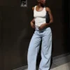 Jeans de cintura alta e perna Wide Leg com cintura cruzada