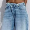 Jeans de cintura alta e perna Wide Leg com cintura cruzada – Calças