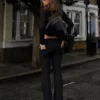 Jeans de cintura baixa com corte bootcut e abas