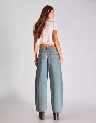 Jeans de cintura baixa e corte largo